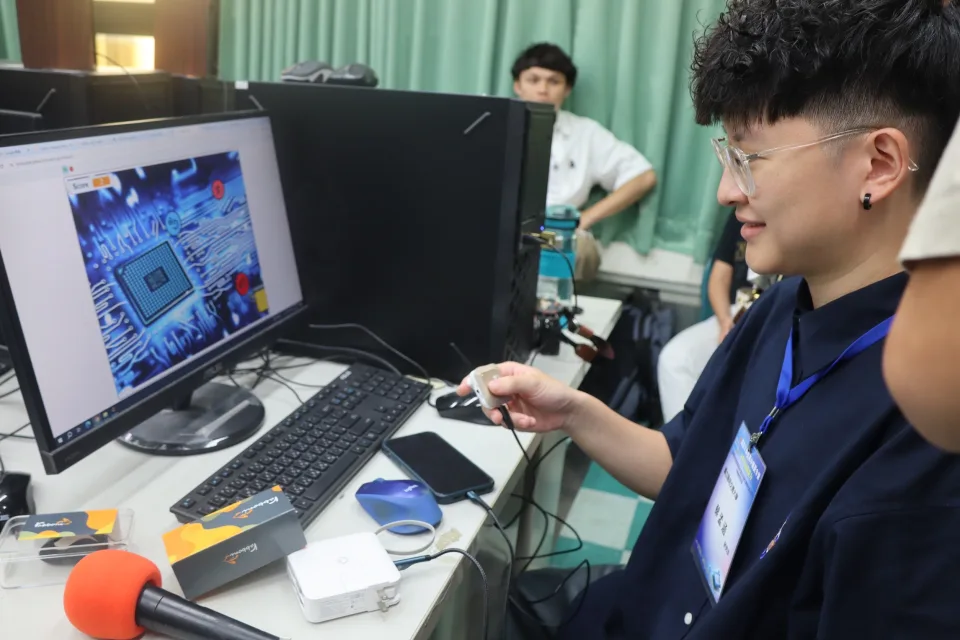 Hosting a “High School Semiconductor Popular Science Summer Camp” to lead students into the field of semiconductors.